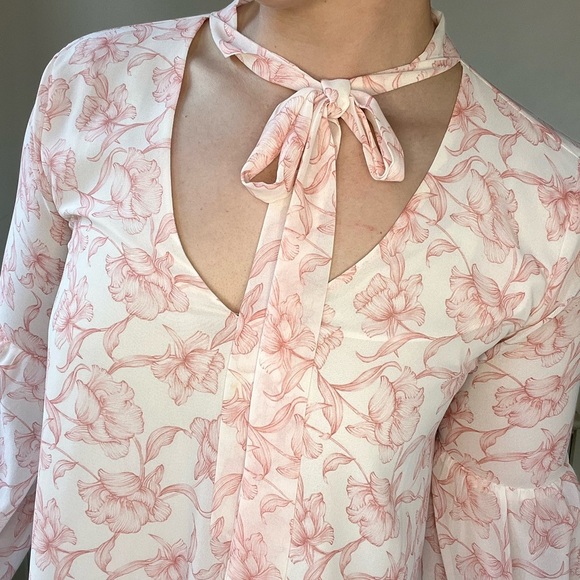 LUSH Floral Tie Neck Tunic Sheer Blouse Feminine Flowy Bell Sleeves Women’s Sz M - Picture 4 of 9